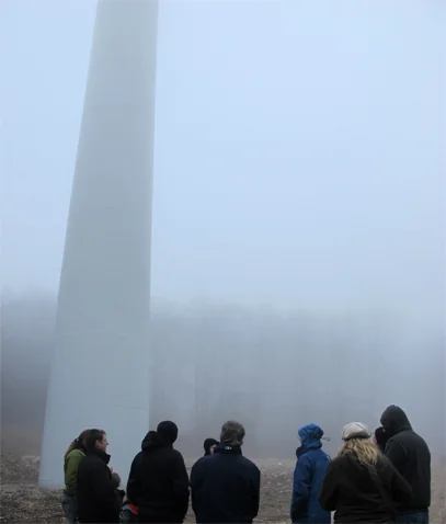 Dans le Doubs, la visite du parc de Lomont s’est déroulée dans des conditions hivernales. Les 15 éoliennes de 2 MW qui y sont installées fournissent approximativement l’équivalent de la consommation électrique d’une ville de 25 000 habitants comme Montbéliard.  (photo : © Pays Doubs central).