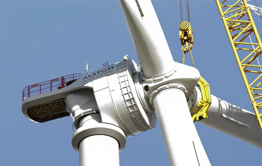 Equipé de ces trois pales, le rotor de l’éolienne balaie une surface de près de 18 000 m2, soit la superficie de presque 3 terrains de football. (photo : ©Alstom)