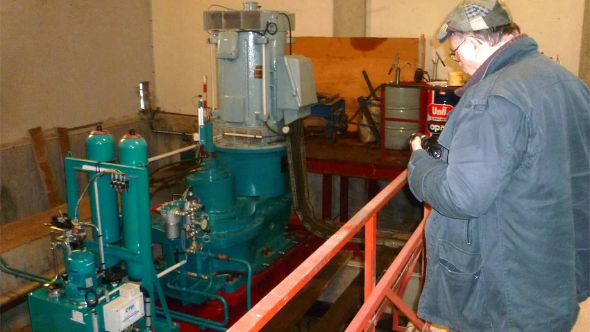 Dans la Vienne, le moulin de Villars a été mis à nu par les visiteurs à Persac. Ce moulin est pourvu de 2 turbines Kaplan à pâles réglables qui produisent de l’électricité au fil de l’eau. Ici, l’une des génératrices de la centrale. (photo : ©Hydrocoop).