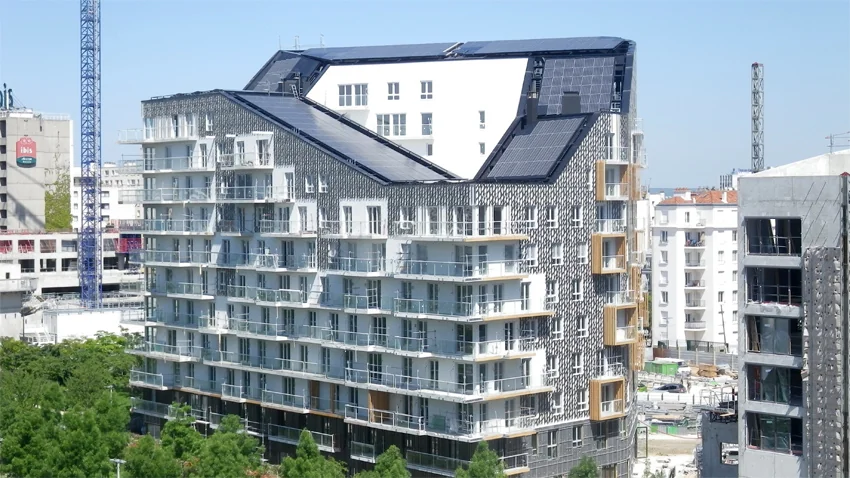 La centrale photovoltaïque la plus puissante de Paris (96 kWc) est actuellement installée au sommet de l'immeuble Quintessence (ZAC Clichy Batignolles), dans le 17e arrondissement de Paris.
