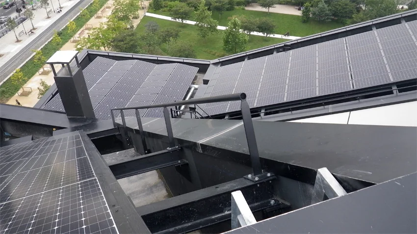 La centrale est composée de 8 onduleurs PVI (3 de 10 kVA et 5 de12,5 kVA).