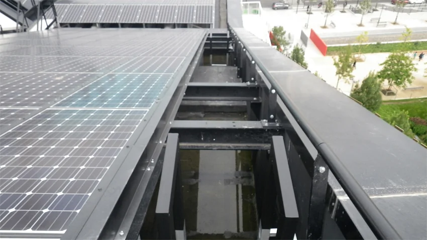 Sur le toit de l’immeuble Quintessence, des allées permettent de circuler à la périphérie des panneaux.