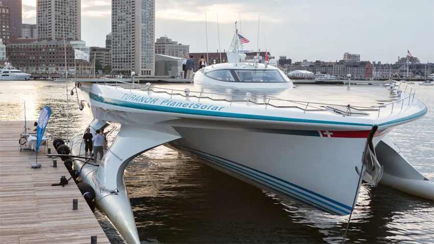 Le poids total à vide du catamaran solaire atteint 89 tonnes, dont près de 21 tonnes de fibre de carbone et 23 tonnes de résine d’époxy. Ici fin juin à Boston. (photo : ©Susan Young)