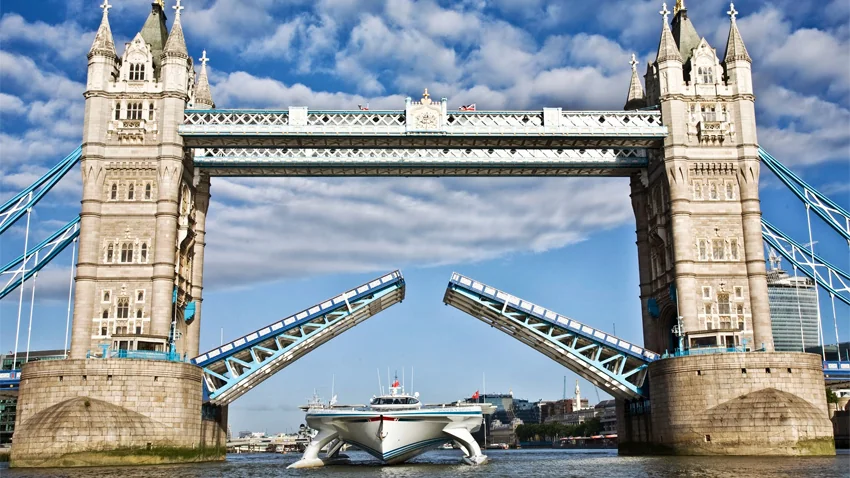Le tirant d’eau du navire, c'est-à-dire sa partie immergée, atteint 1,55 m, ce qui lui permet de naviguer sur des fleuves à faible profondeur. Ici fin août à Londres. (photo : ©Ania Dabrowska)