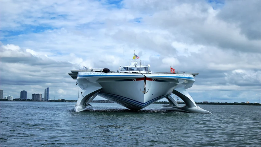 Le catamaran solaire le plus grand au monde mesure 23 mètres de large et s’élève jusqu’à 6,30 mètres de hauteur au-dessus de l’eau. Ici début juin à Miami. (photo : ©PlanetSolar)