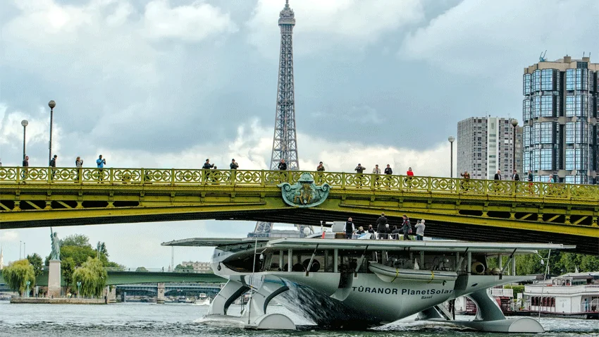 Arrivé à Paris le 10 septembre, le catamaran de PlanetSolar restera 5 jours à quai dans l’alignement du parc André-Citroën, dans le 15e arrondissement. Il est possible de visiter le bateau et une exposition sur l’expédition scientifique de cet été sera ouverte au public jeudi 12 septembre de 14h à 17h dans l’Orangerie du parc. (photo : ©Philip Plisson)