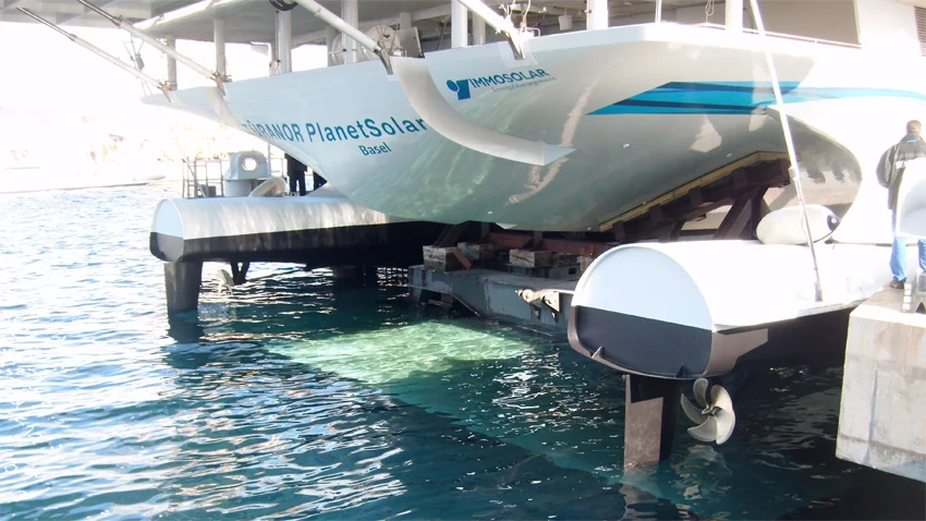 Le MS Tûranor PlanetSolar dispose d’un moteur électrique dans chaque flotteur dont la puissance maximale cumulée atteint 120 kW. (photo : © PlanetSolar)
