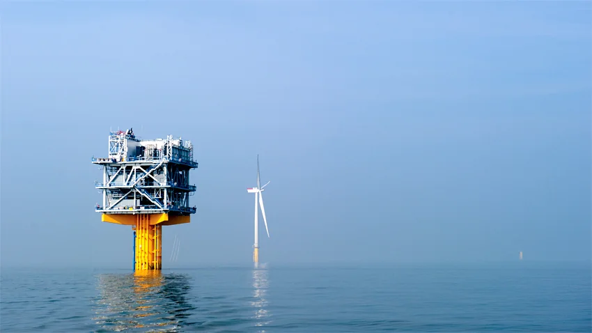Deux plateformes offshore implantées au sein du parc de London Array servent entre autres à rehausser la tension du courant produit afin de limiter les pertes en lignes jusqu’aux côtes. (photo : ©London Array)