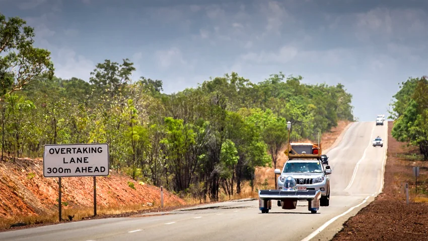 La course étant organisée sur les routes publiques, les voitures électriques au look futuriste côtoient des véhicules traditionnels. Ici, la voiture de l’équipe Stanford Solar Car Project, arrivée 4e du World Solar Challenge. (photo : ©World Solar Challenge)