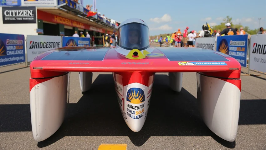 Des caractéristiques doivent être respectées pour chaque véhicule, notamment une longueur maximale de 4,5 m et une largeur maximale de 1,8 m. La voiture de l’équipe australienne Team Arrow à l’allure arachnéenne, ici sur la ligne de départ, a fini 6e de la course. (photo : ©World Solar Challenge)