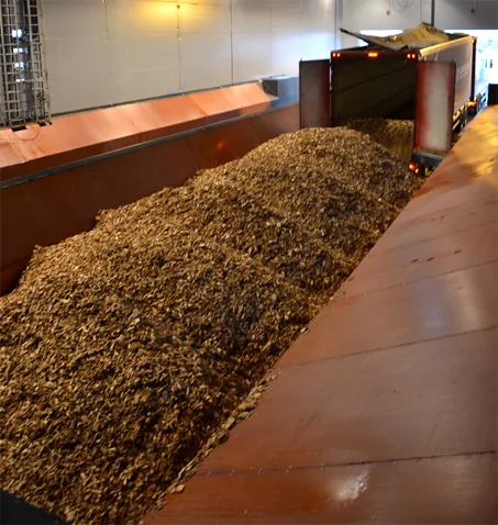 La centrale de biogaz est principalement alimentée par des déchets forestiers, récupérés en particulier dans des scieries. Ceux-ci sont d’abord concassés puis orientés vers un autre bâtiment dédié à leur séchage. (©Vaskiluodon Voima)