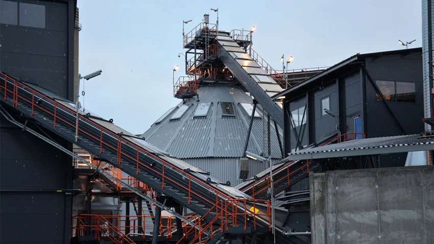 La biomasse gazéifiée permet de réduire de 25% à 40% les besoins en charbon de la centrale. Elle devrait ainsi réduire les émissions de CO2 associées de près de 230 000 tonnes par an, soit l’équivalent des émissions annuelles de 70 000 voitures. (©Vaskiluodon Voima)