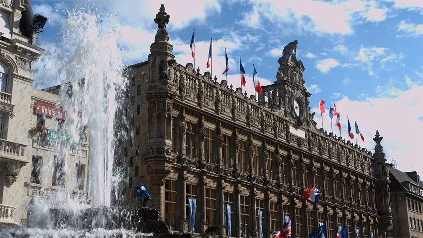 Valenciennes (Nord, 45 000 habitants) a entre autres mis en place un système d’éclairage public performant lui permettant de réduire de moitié sa consommation. La ville dispose d’une station d’épuration à énergie positive. (photo : ©Valenciennes).