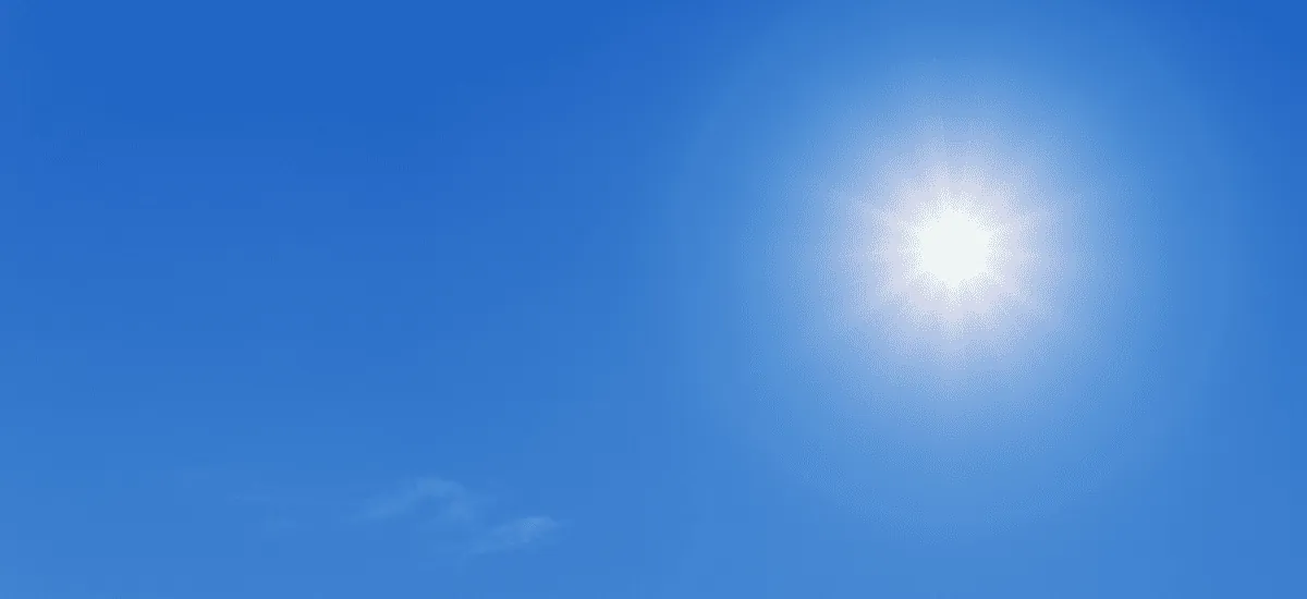 Soleil dans un ciel bleu dégagé lors d’un épisode de canicule