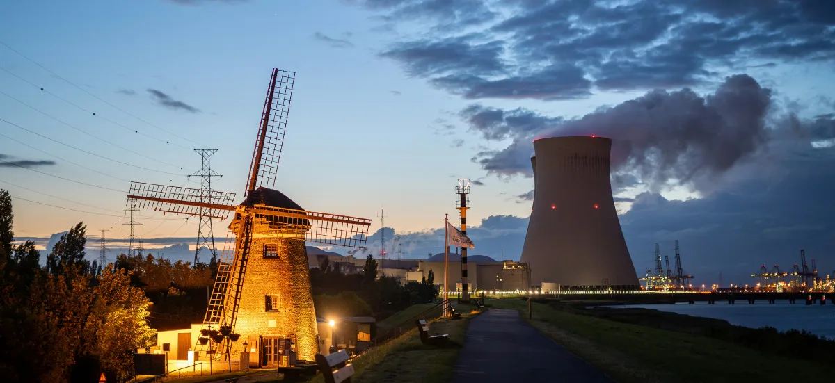 La centrale nucléaire de Doel et un moulin à vent au crépuscule, en Belgique