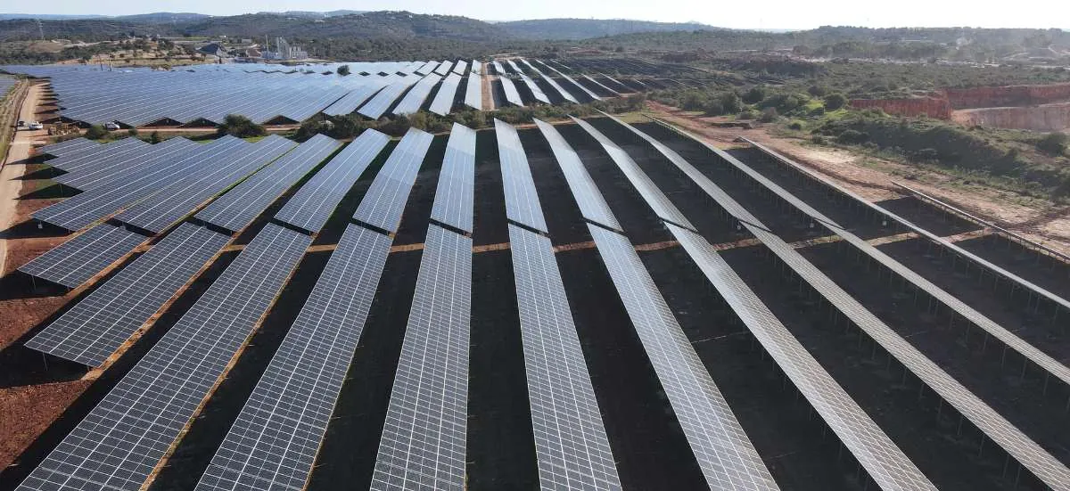 Vue aérienne des panneaux de la centrale solaire de Montechoro au Portugal