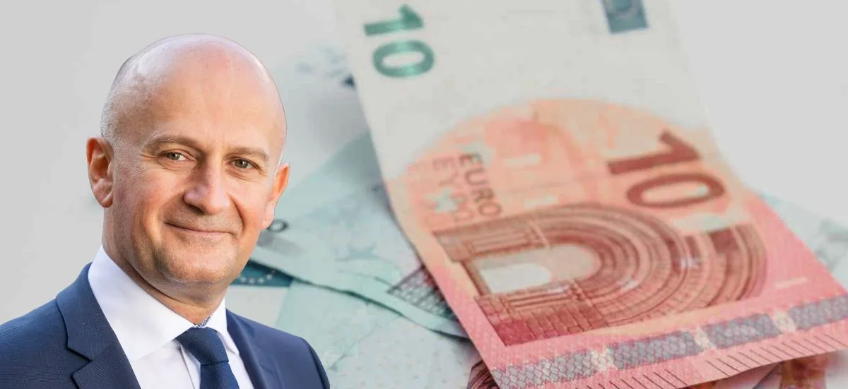 Le député Vincent Rolland devant des billets en euros, illustrant le chèque énergie