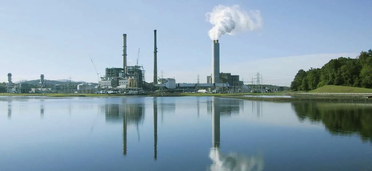 Centrale électrique d'Ashville de Duke Energy au bord d'un lac aux États-Unis