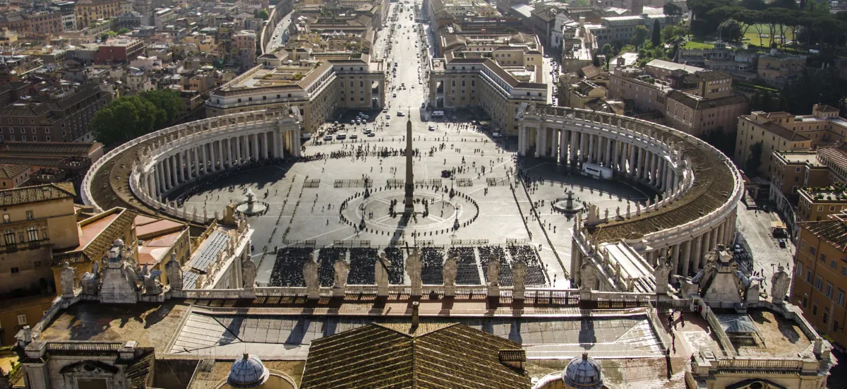 Vue aérienne de la place Saint-Pierre et de la cité du Vatican