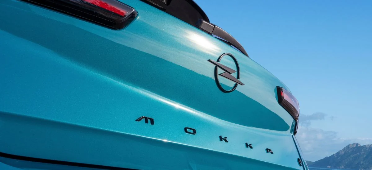 Face arrière d'une Opel Mokka électrique, l'un des modèles éligibles au leasing social 2026