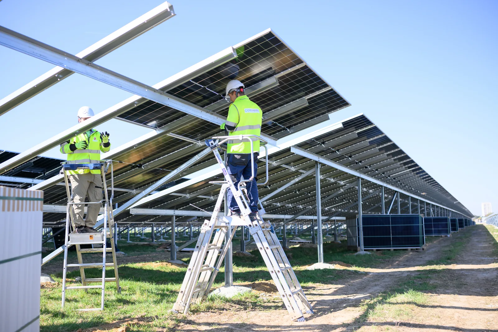 Rangées de panneaux solaires de la centrale photovoltaïque de Creil