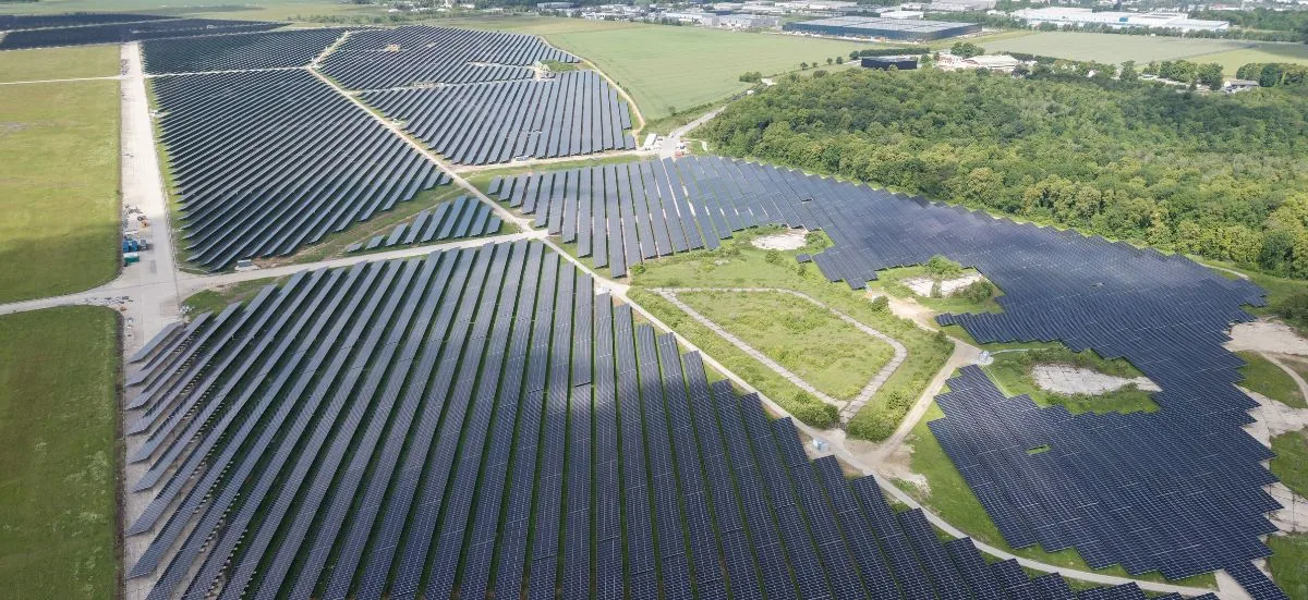 Vue aérienne de la centrale photovoltaïque de Creil, sur l'ancienne base aérienne BA 110