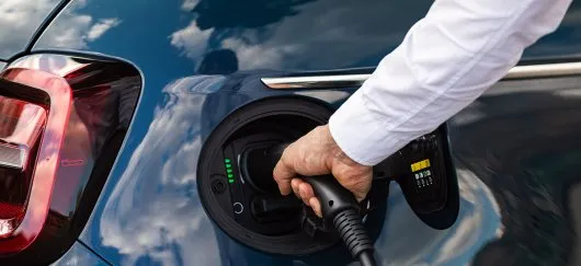  Recharge d'une Fiat 500 électrique (©Fiat-Stellantis)