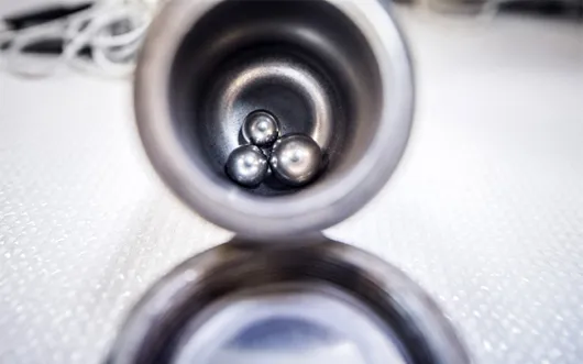 Ces trois petites billes en inox permettent de broyer le silicium dans un creuset.(©Christian Fleury)﻿