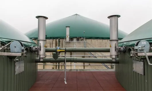 Au premier plan, la transition entre le digesteur et le post-digesteur. A l'arrière-plan, le réservoir de stockage du digestat. (©ARENE-C. Bertolin)﻿