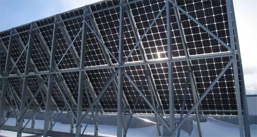 L’albédo de la neige fraîche est en moyenne 8 fois plus élevé que l’albédo d’un sol sombre.﻿ (©PVG Solutions﻿)﻿
